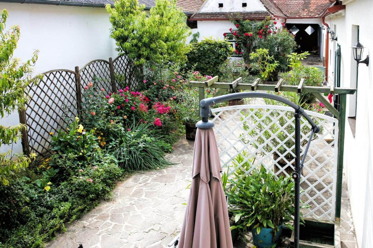 Weinhof Gregor Raab Apartment Unterretzbach Exterior photo